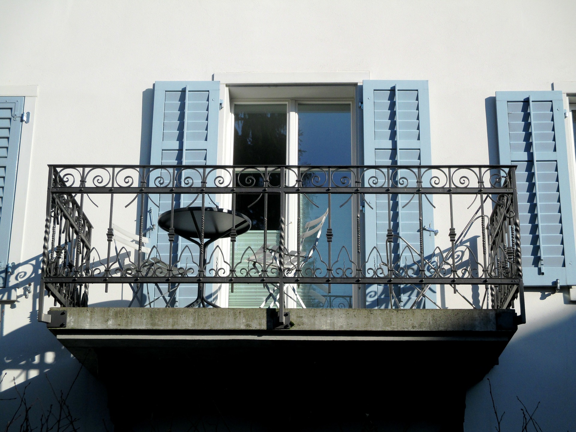 balcony-270866_1920